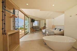 頂級套房, 露台 | 羽絨被、迷你吧、房內夾萬、書桌