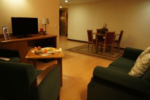 Suite | Living room | LCD TV, foosball - Palace Hotel & Spa Monte Rio (Sao Pedro do Sul)