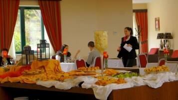 Free daily continental breakfast