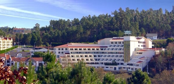 A hotel with multiple floors and a central courtyard.