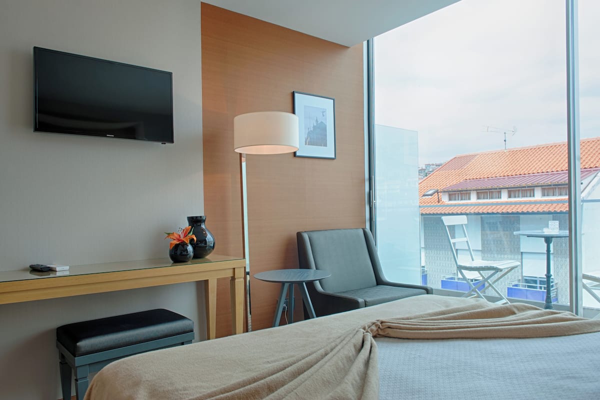 Habitación doble superior | Caja fuerte, escritorio, espacio para trabajar con un portátil