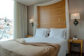 In-room safe, desk, laptop workspace, soundproofing - Hotel Oslo (Coimbra)