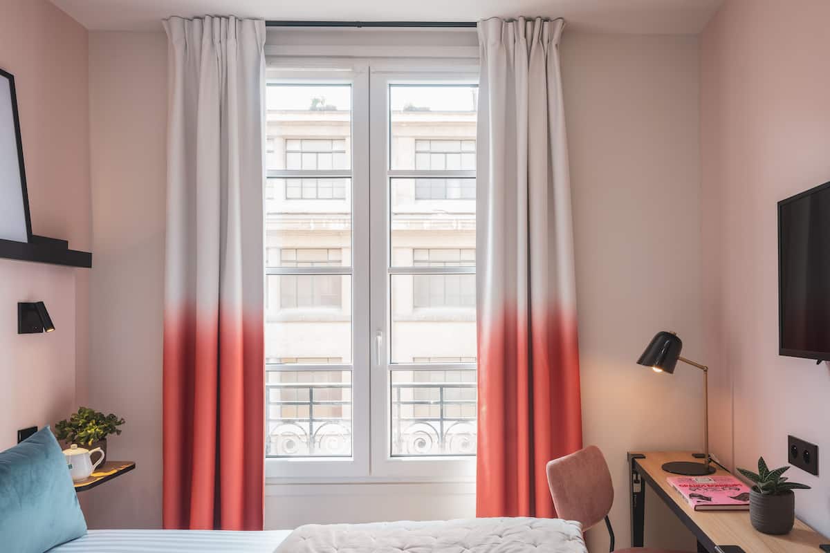 Premium bedding, in-room safe, soundproofing, free WiFi