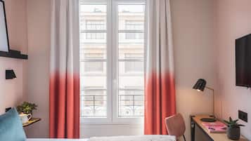 Ylelliset vuodevaatteet, tallelokero huoneessa, äänieristys