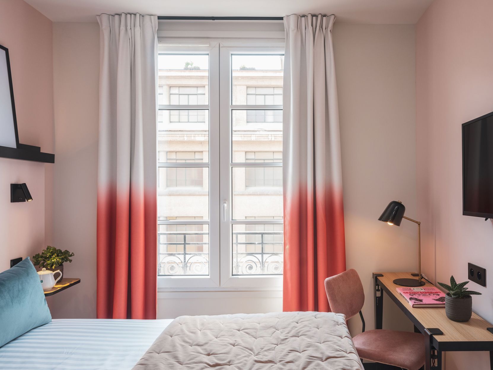 Premium bedding, in-room safe, soundproofing, free WiFi