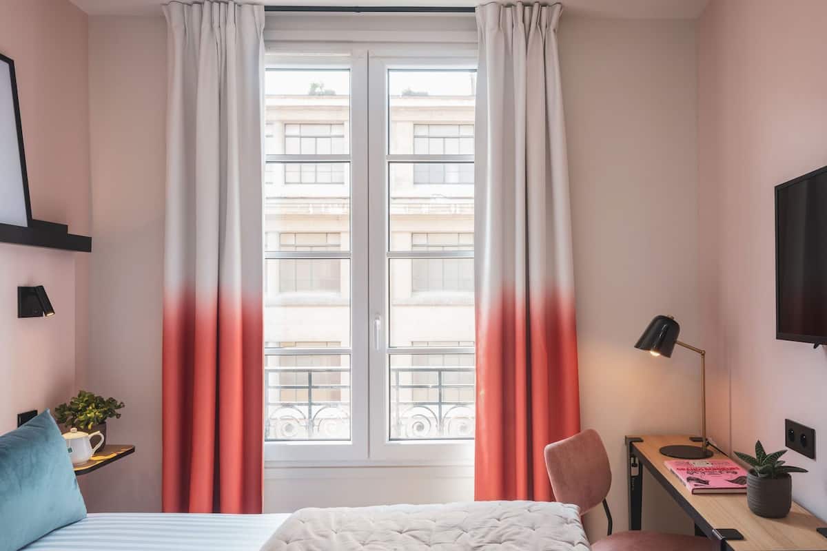 Premium bedding, in-room safe, soundproofing, free WiFi