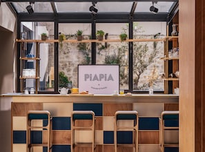 Lobby sitting area - Hôtel Piapia (Paris)