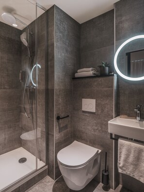 Superior Room | Bathroom | Hair dryer, towels - Hôtel Piapia (Paris)