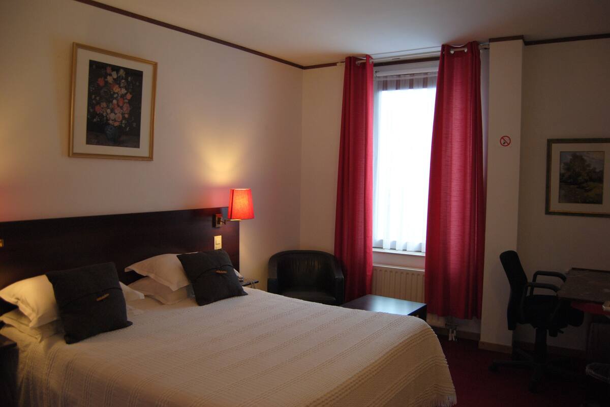 Premium bedding, in-room safe, desk, blackout drapes