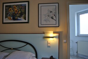 Comfort-Zweibettzimmer | Hochwertige Bettwaren, Zimmersafe, Schreibtisch, Verdunkelungsvorhänge