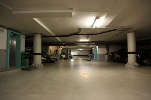 自助停车 350 每晚