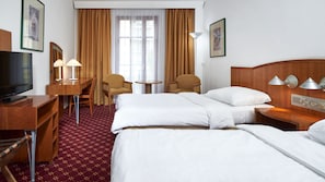 Allergiatestatut vuodevaatteet, tallelokero huoneessa, työpöytä