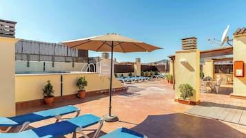 Piscina externa sazonal, funciona das 11h às 19h, espreguiçadeiras