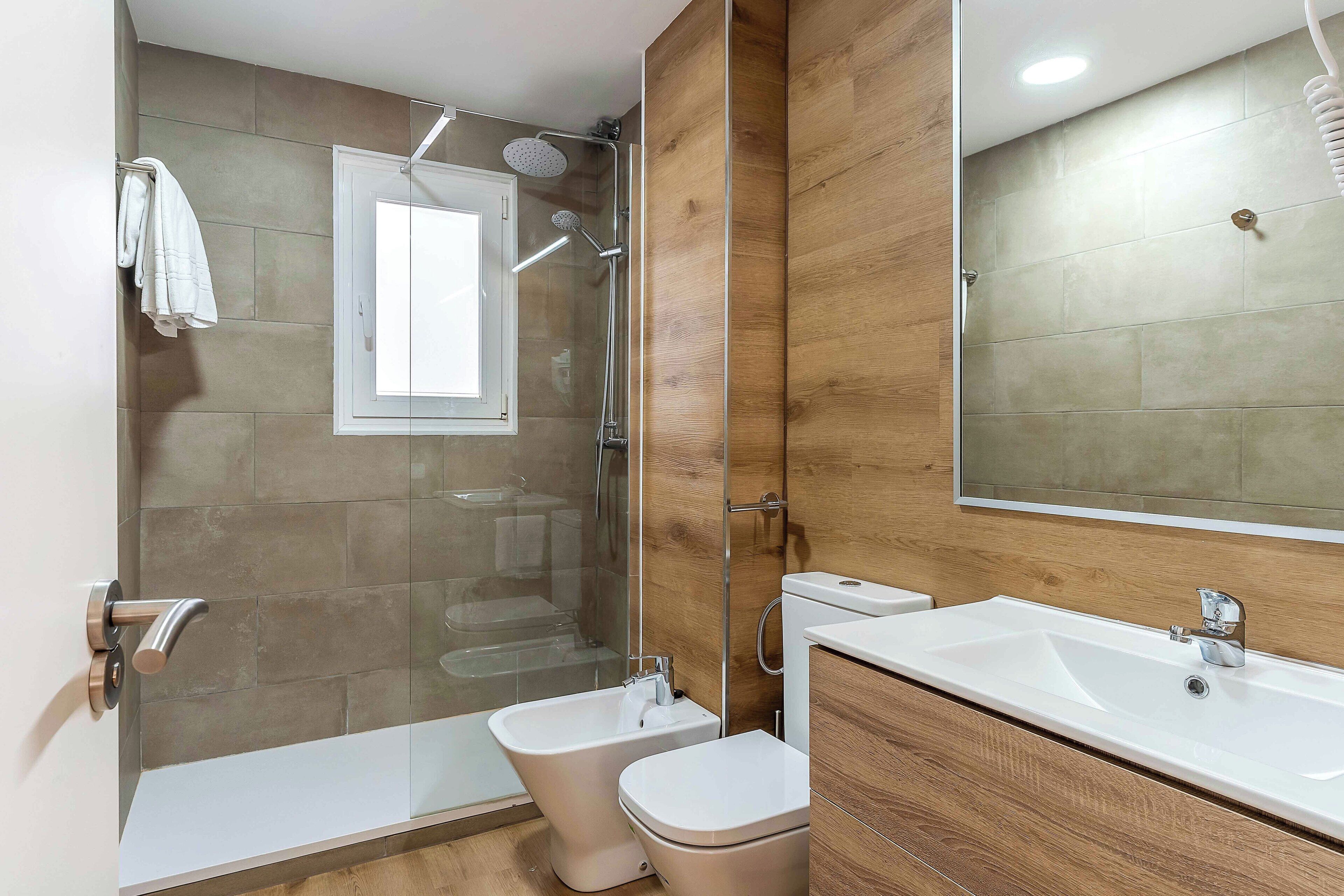 Appartement, 2 chambres, coin cuisine (No elevator) | Salle de bain | Articles de toilette gratuits, sèche-cheveux, bidet, serviettes fournies