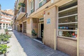 Front of property - Aparthotel Bertran (Barcelona)