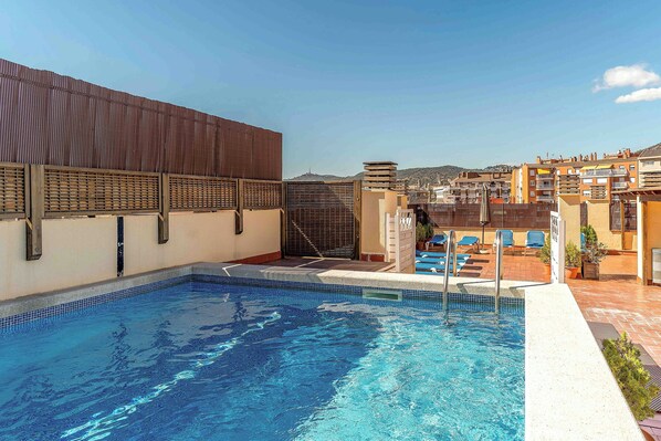 Seasonal outdoor pool, open 11:00 AM to 7:00 PM, sun loungers - Aparthotel Bertran (Barcelona)