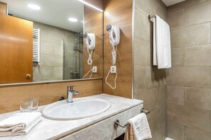 Artículos de higiene personal gratuitos, secador de pelo, bidé y toallas