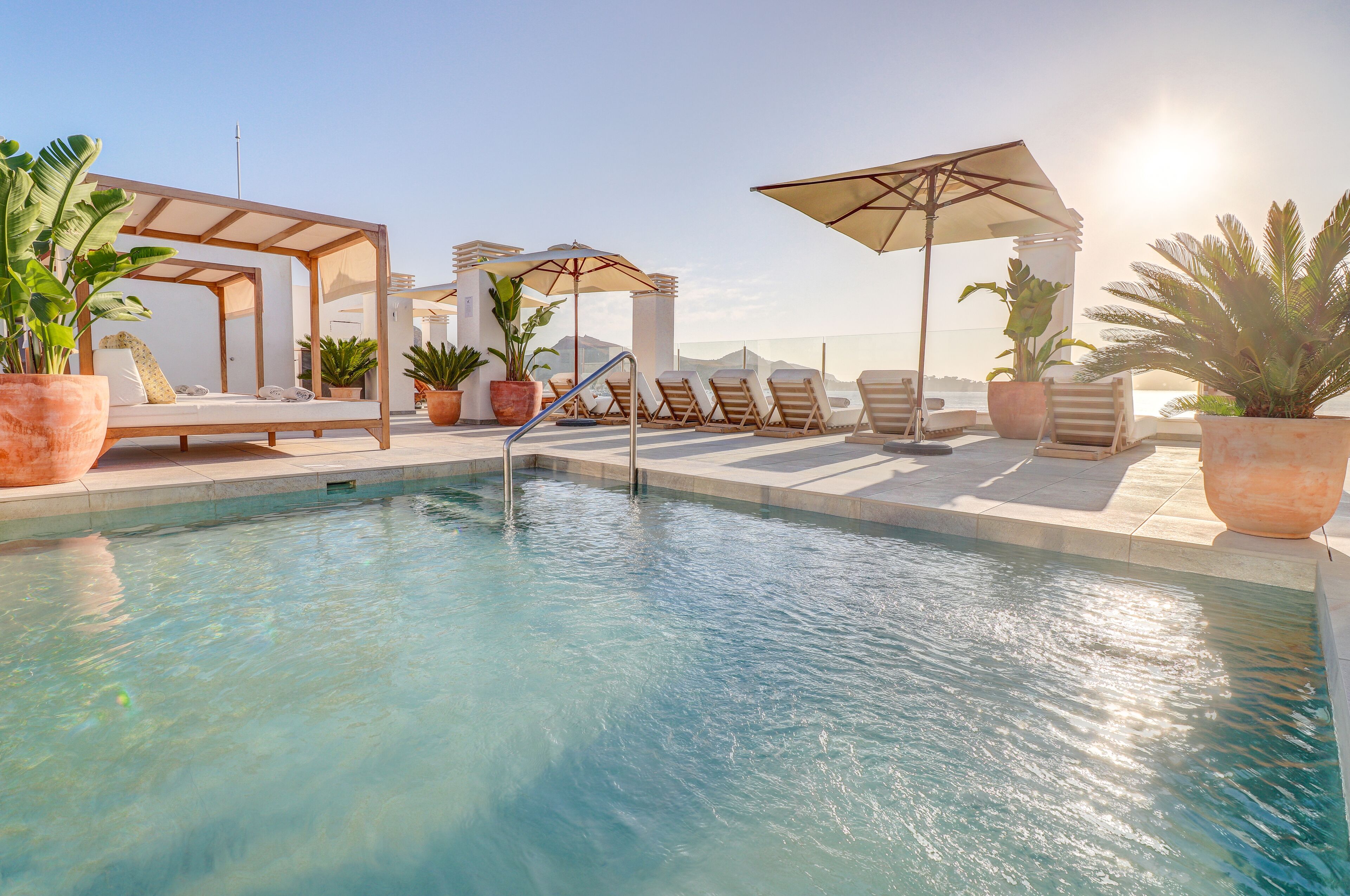 2 buitenzwembaden, parasols voor strand/zwembad