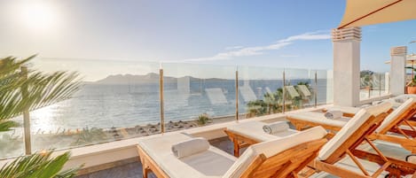 2 piscines extérieures, parasols de plage, chaises longues