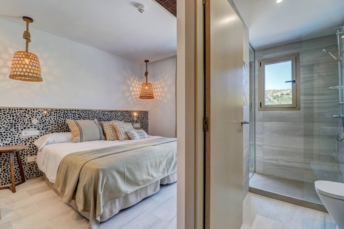 Pillowtop beds, minibar, in-room safe, desk
