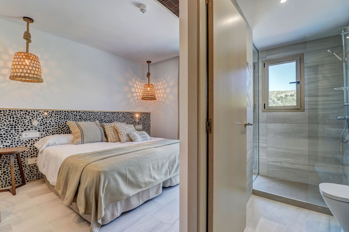 Pillowtop beds, minibar, in-room safe, desk