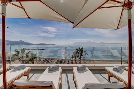 2 piscinas al aire libre, sombrillas, tumbonas. Hoposa Pollentia - Adults Only