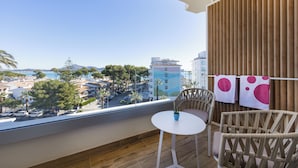 A balcony with a view of a cityscape, a small table with a plant, and two chairs. - Hotel JS Alcudi Mar (Muro)