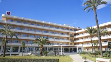 Vista frontal de la propiedad