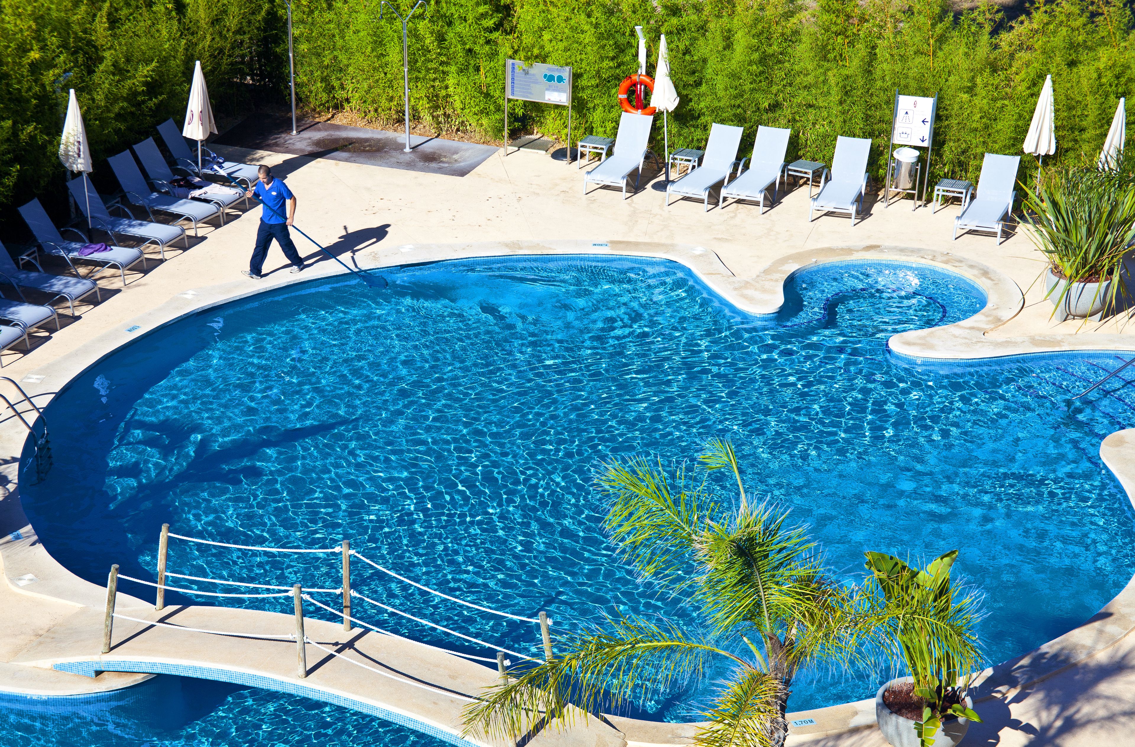 Ein Schwimmbecken mit Liegestühlen und einem Rettungsring.