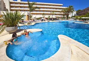 Seasonal outdoor pool, pool umbrellas, sun loungers - Hotel JS Alcudi Mar (Muro)