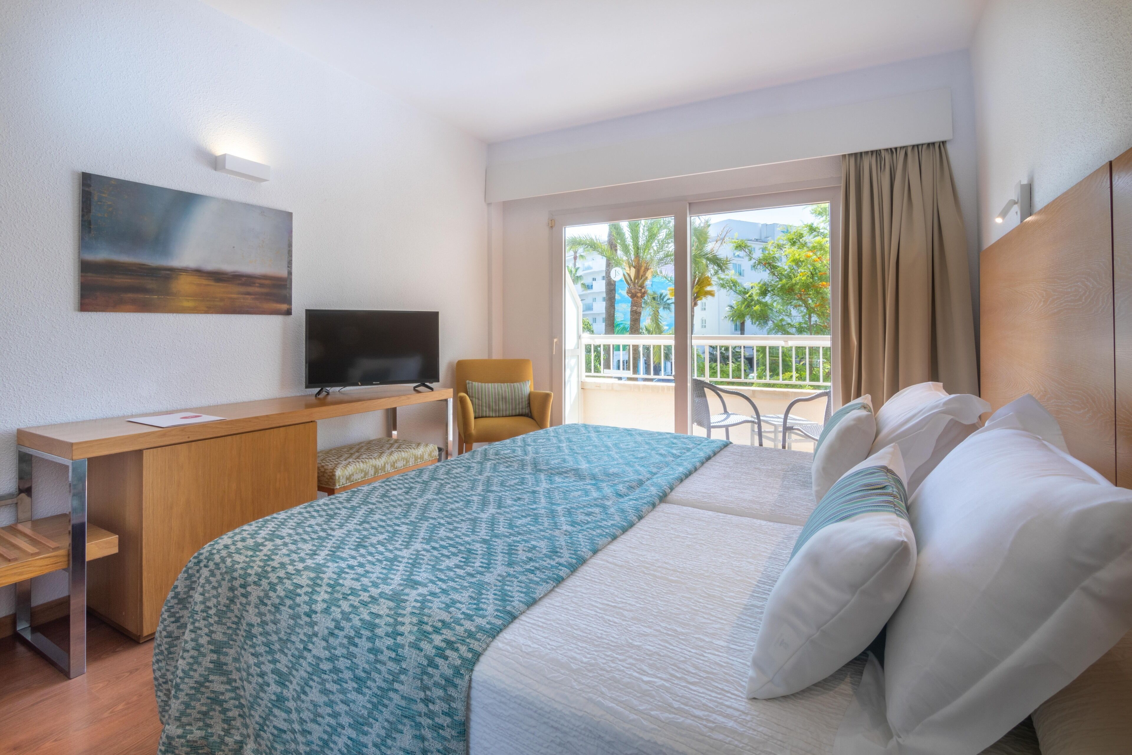 1 bedroom, desk, blackout curtains, soundproofing