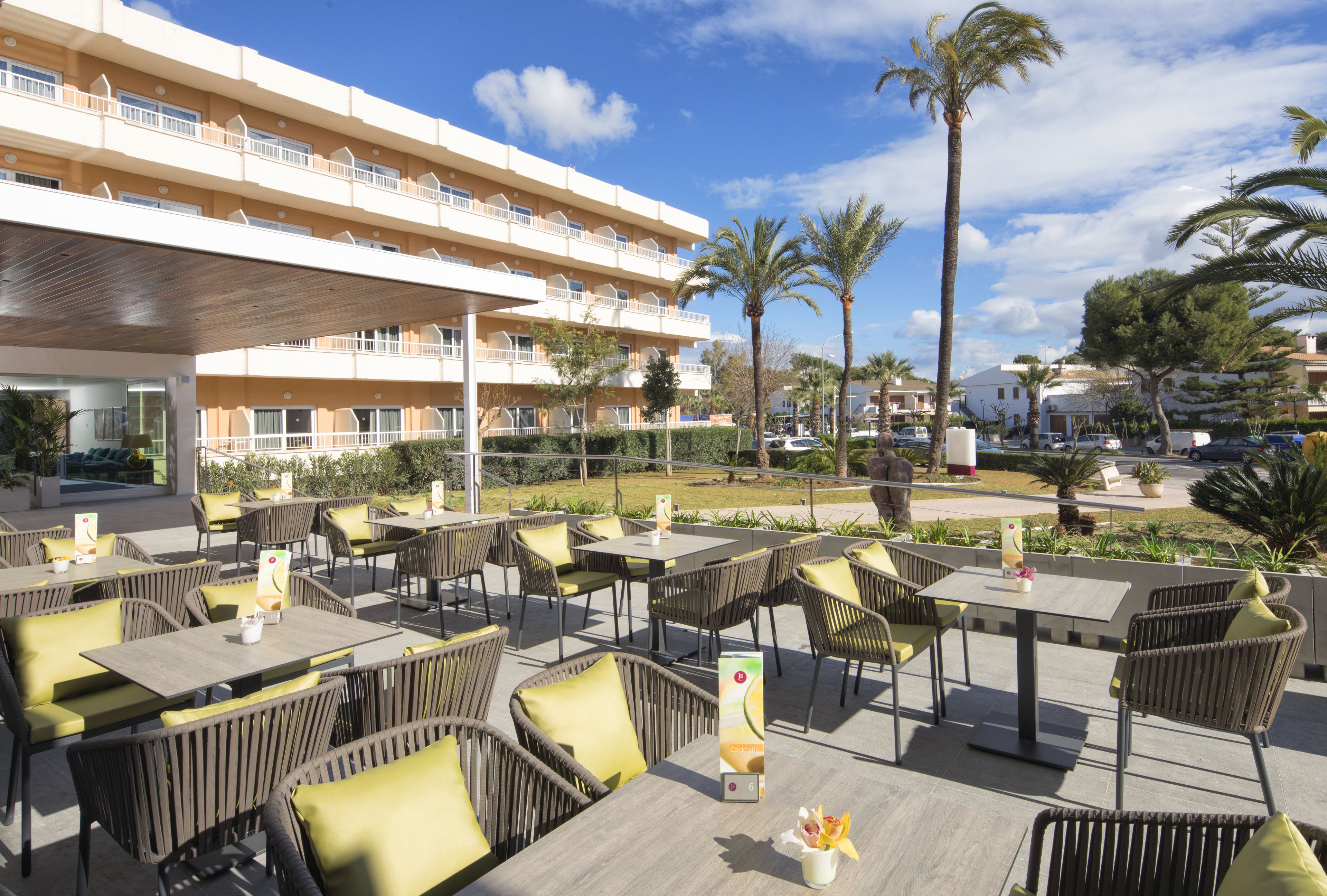 Serveert ontbijt, internationale gerechten, uitzicht op het zwembad 