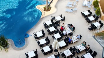 Een seizoensgebonden buitenzwembad en parasols bij het zwembad