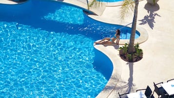 Sæsonbestemt udendørs pool, parasoller, liggestole
