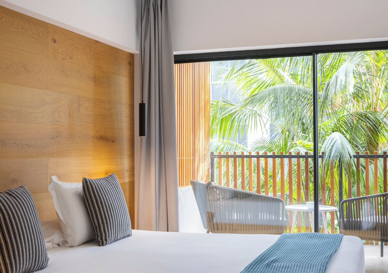 1 bedroom, hypo-allergenic bedding, down duvets, minibar