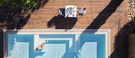Een binnenzwembad, 3 buitenzwembaden, parasols voor strand/zwembad