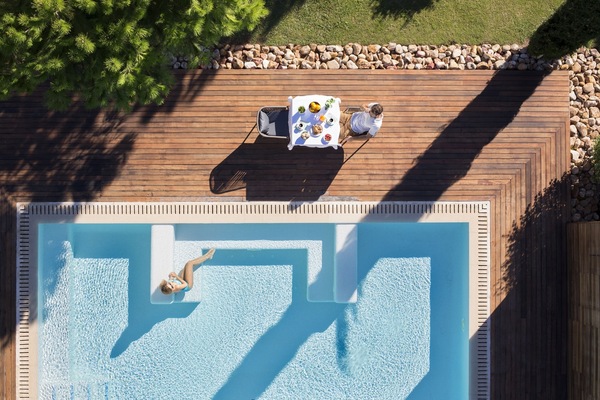 Indoor pool, 3 outdoor pools, pool umbrellas, pool loungers