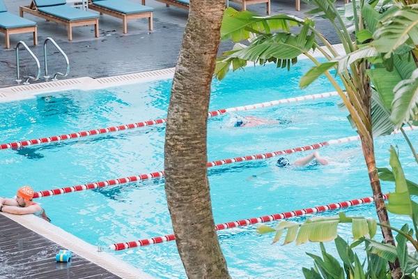 Inomhuspool, 3 utomhuspooler, parasoller och solstolar