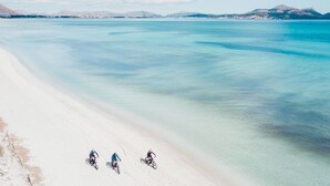 Una playa con agua turquesa cristalina y una orilla arenosa.