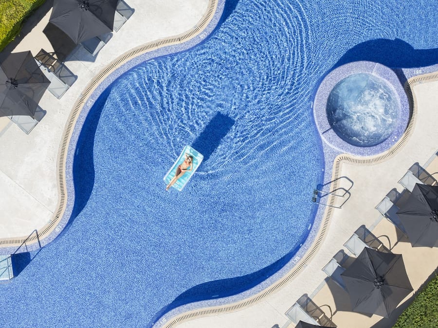 Innendørsbasseng,3 utendørsbassenger, bassengparasoller og solsenger