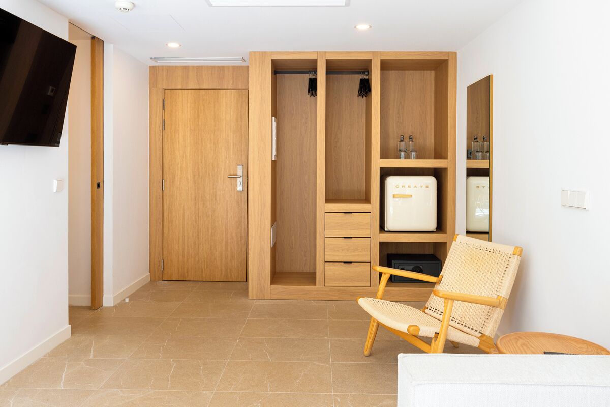 1 bedroom, hypo-allergenic bedding, down duvets, minibar