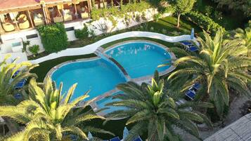 Piscina stagionale all'aperto, lettini