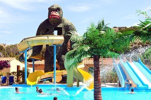 Una piscina al aire libre de temporada, sillones reclinables de piscina