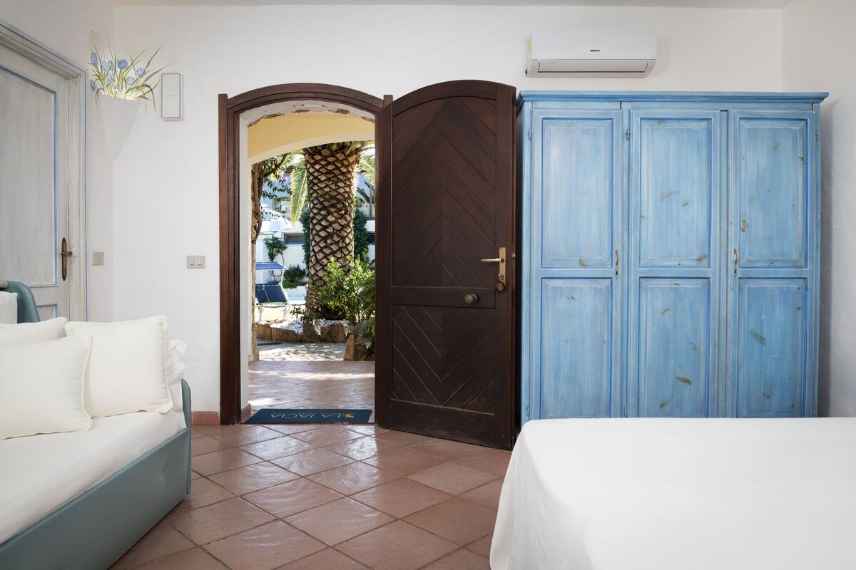 camera premium pool con letto matrimoniale o 2 letti singoli, fronte piscina | 1 bedroom, minibar, individually decorated, individually furnished
