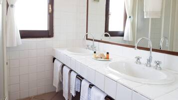 Doccia, soffione a pioggia, asciugacapelli, bidet