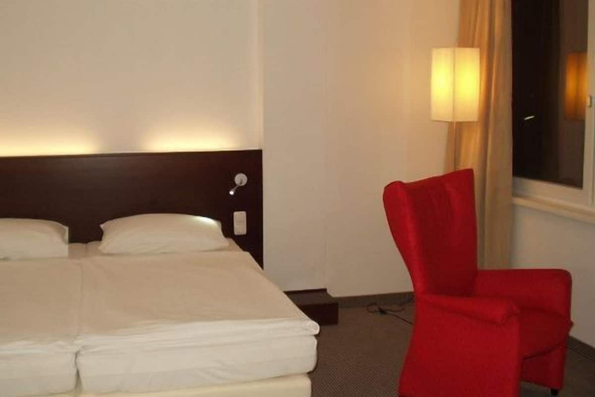 Single Room | In-room safe, desk, rollaway beds (surcharge), WiFi (free)