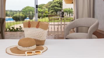 Escritorio, wifi gratis y ropa de cama
