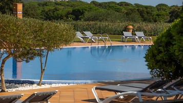 Piscine extérieure, chaises longues