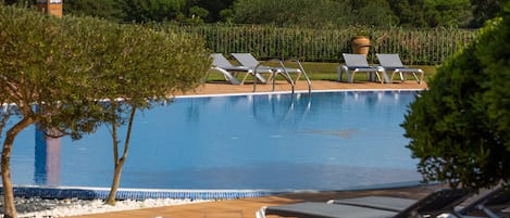 Piscine extérieure, chaises longues