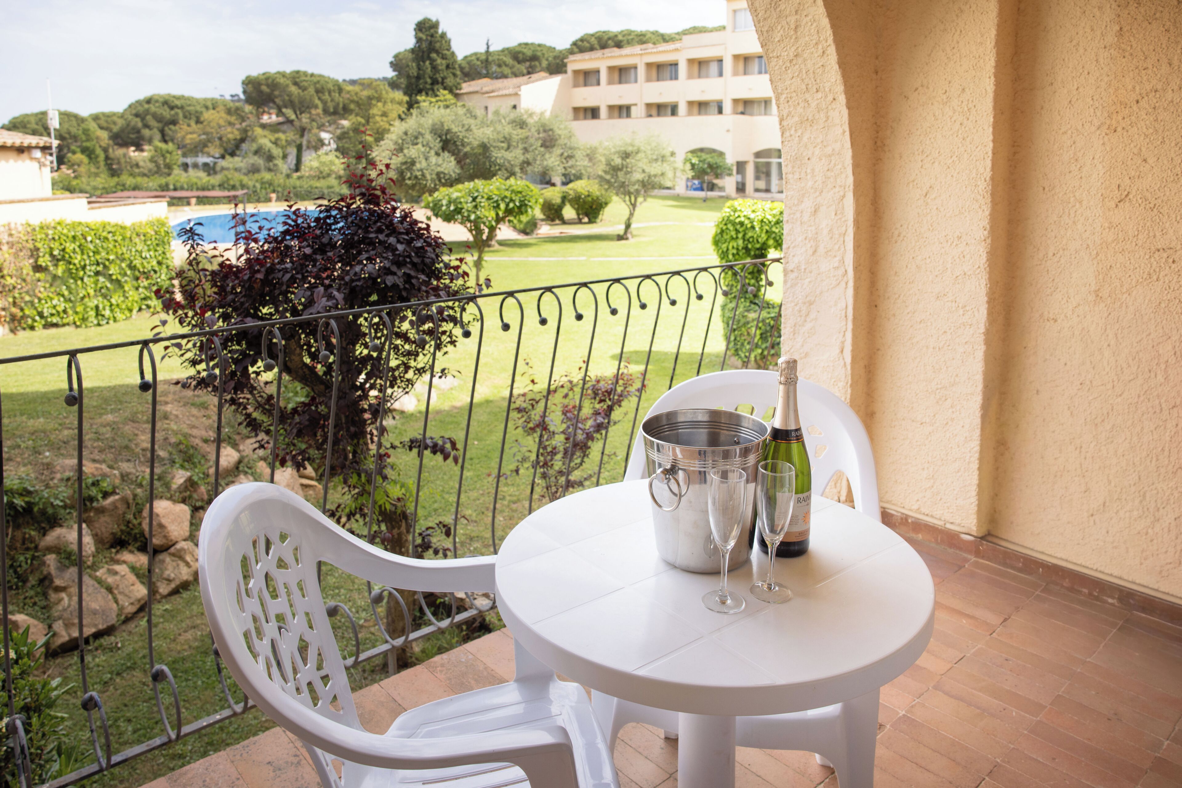 Economy-Zimmer, Balkon, Poolblick | Schreibtisch, kostenloses WLAN, Bettwäsche